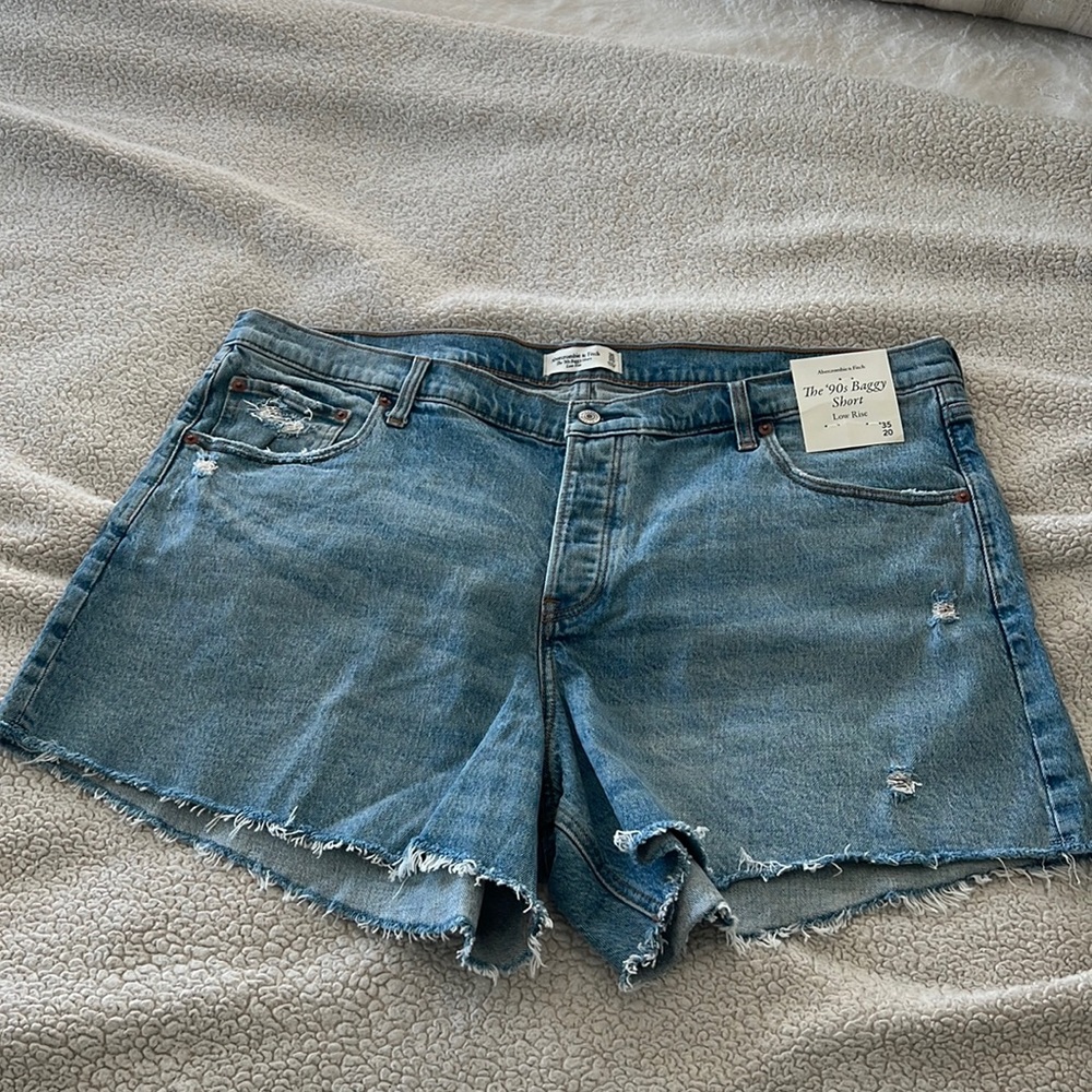 NWT Abercrombie & Fitch “The 90’s Baggy Short”